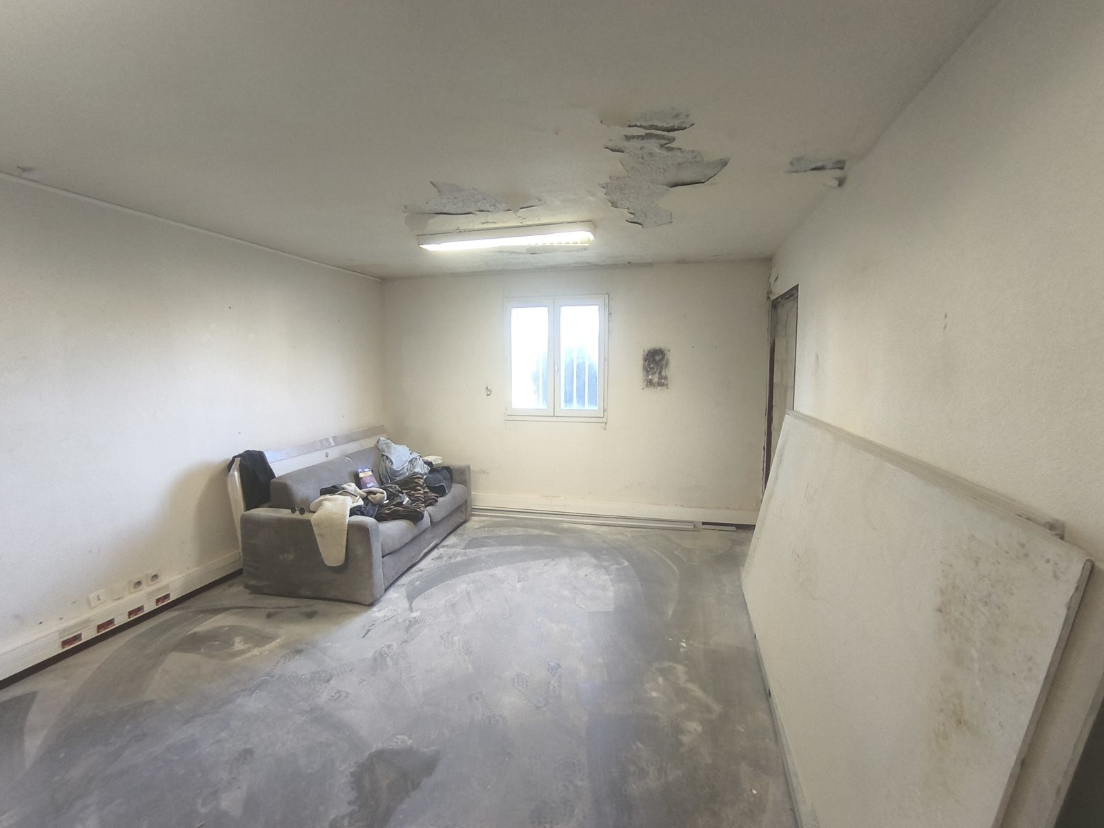 Plafond dégradé par une infiltration d'eau, avant travaux