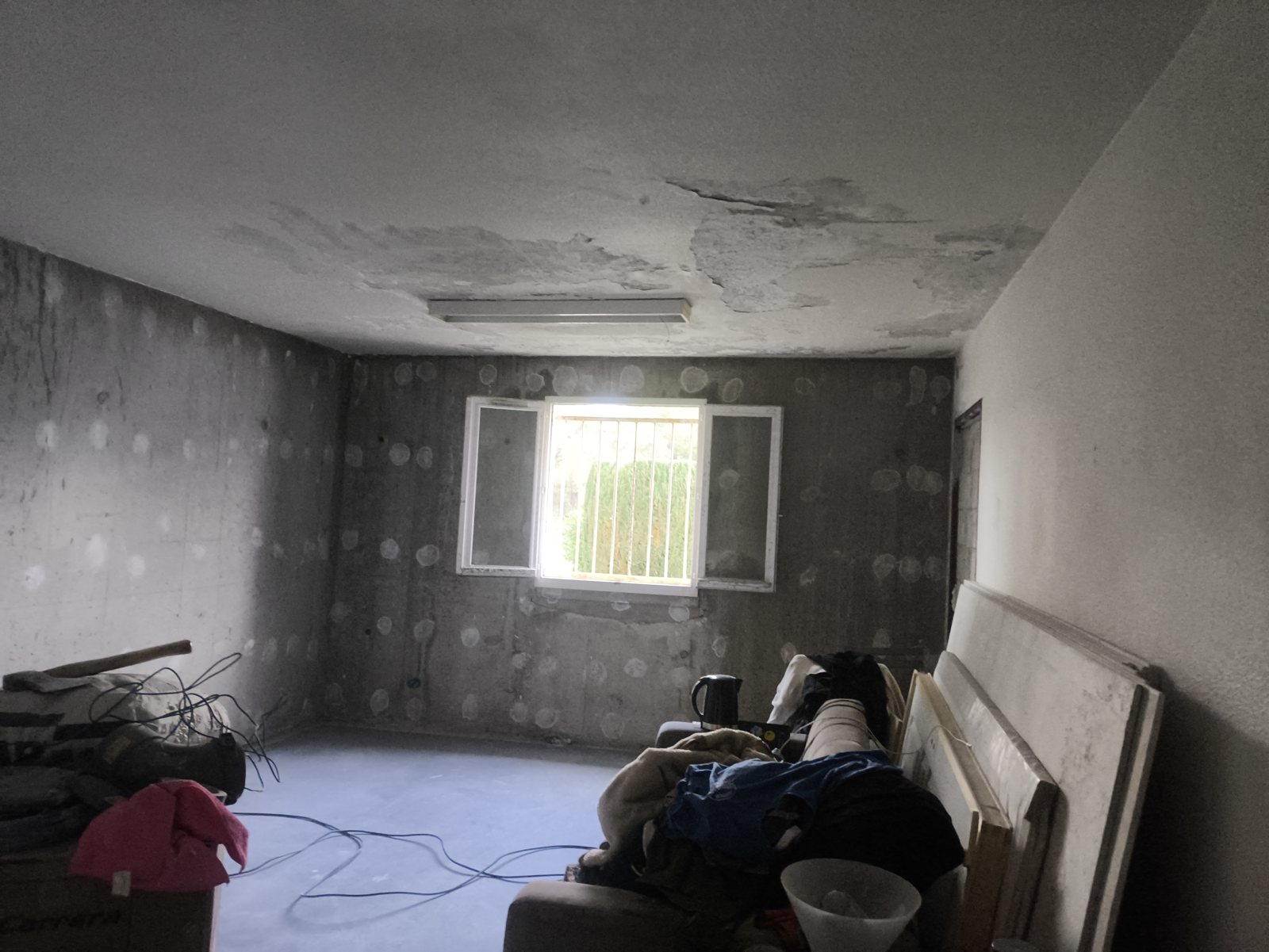 Mur mis à nu, gros œuvre brut, avant isolation